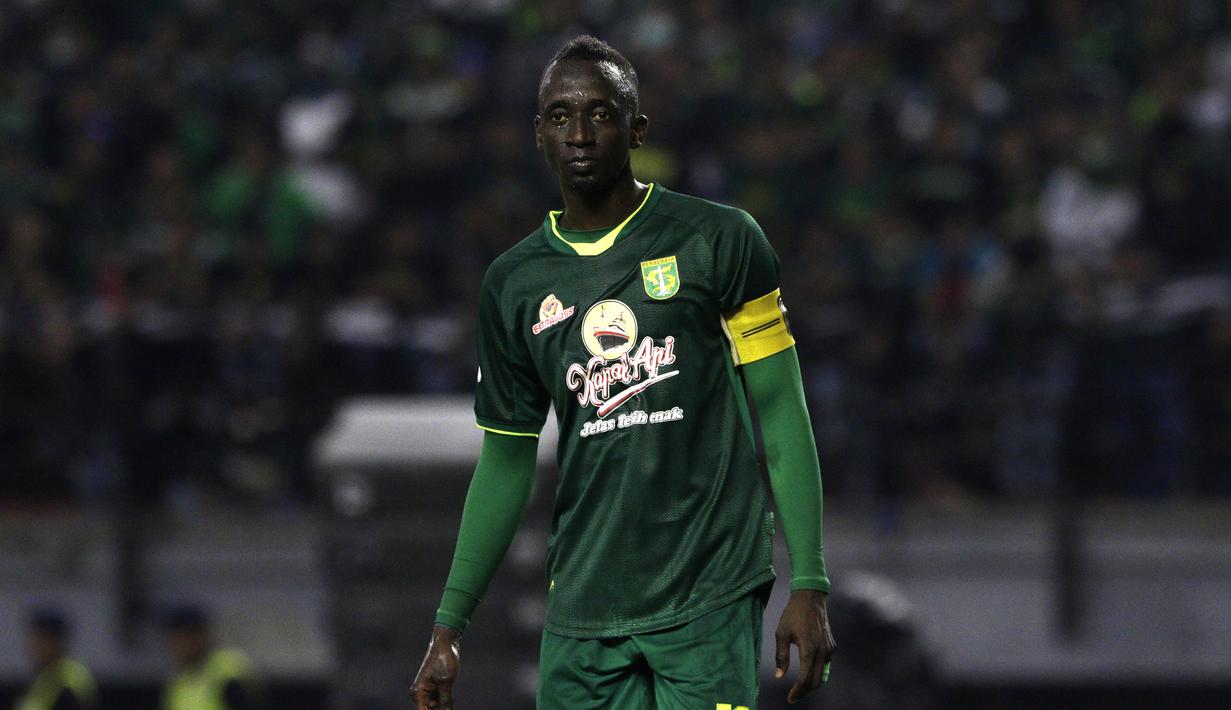 Makan konate - Gelandang serang kelahiran Mali ini resmi berlabuh ke Persebaya dari Arema FC pada awal musim Shopee Liga 1 2020. Kedatangan Konate diharapakan bisa membawa Persebaya tampil lebih kompetitif. (Bola.com/Yoppy Renato)