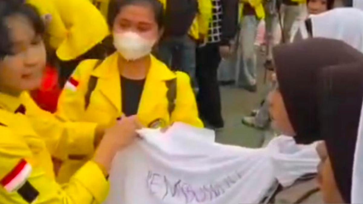 Polda Metro Sesalkan Aksi Coret Jilbab Polwan Saat Demo Mahasiswa di Mabes Polri
