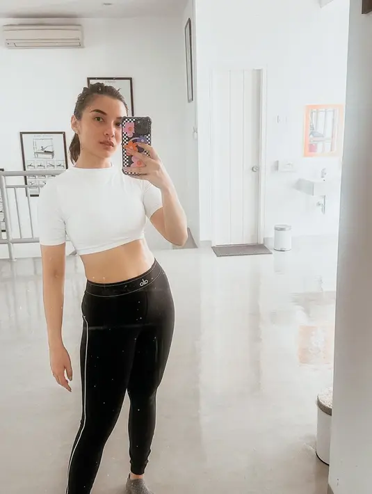 Tak sedikit netizen yang menyemangati Chelsea Olivia untuk berjuan mendapatkan body goals. Terlepas dari itu, potret Chelsea Olivia dikenal awet muda meskipun kini sudah menjadi ibu dua anak. (Liputan6.com/IG/chelseaoliviaa)