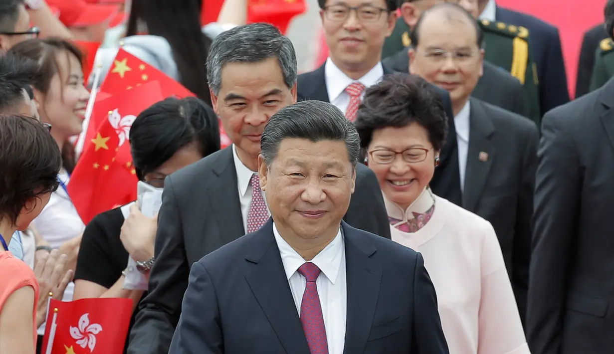 Presiden Cina Xi Jinping setibanya di Bandara Internasional Hong Kong, Kamis (29/6). Selain untuk memperingati 20 tahun penyerahan, Xi Jinping juga akan melantik Pemimpin Eksekutif terpilih Hong Kong, Carrie Lam. (AP Photo/Kin Cheung)
