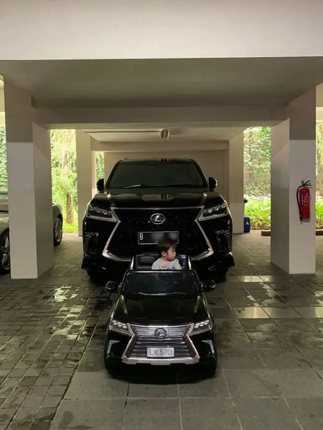 7 Koleksi Mainan Raphael Moeis, Dari Mobil Mini Hingga Gitar Supreme