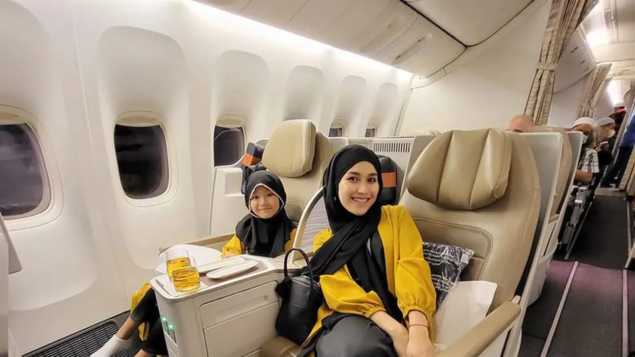 6 Potret Ayu Ting Ting Berangkat Umrah, Penampilannya Pakai Hijab Curi Perhatian