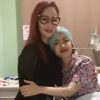 Inul Daratista saat menjenguk Julia Perez di RSCM. (Instagram @inul.d)