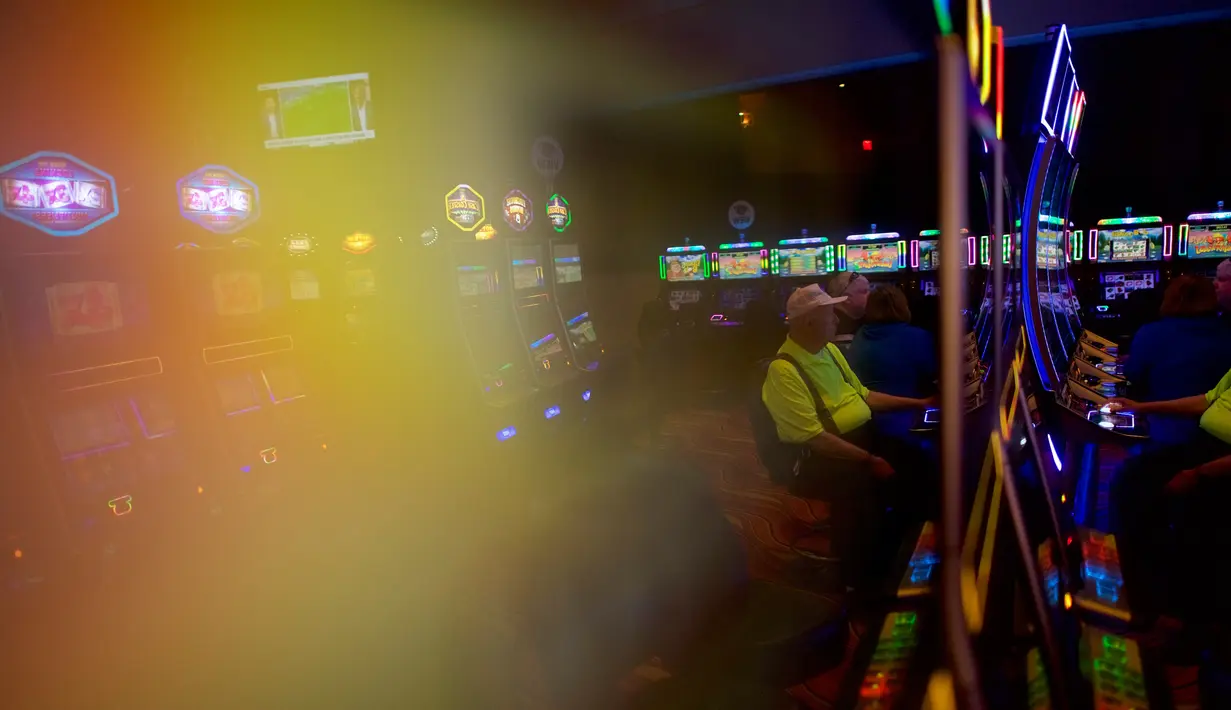 Sejumlah lansia bermain mesin slot di Dover Downs Casino, Delaware (5/6). Delaware adalah negara bagian pertama AS yang meluncurkan permainan taruhan legal. (Mark Makela/Getty Images North America/AFP)