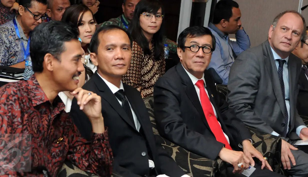 Menkumham Yasonna Laoly menghadiri seminar Pelaksanaan Pencegahan Penyiksaan Melalui Mekanisme Pencegahan Nasional, Jakarta, Rabu (24/6). Pada acara ini, 5 lembaga juga menandatangani nota kesepahaman antikekerasan pada tahanan (Liputan6.com/Helmi Afandi)