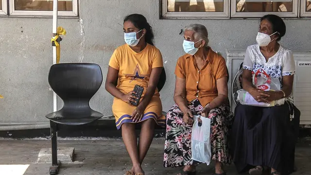 Pasien yang bergantung pada sistem perawatan kesehatan publik Sri Lanka merasa sulit untuk menjangkau rumah sakit karena krisis bahan bakar di negara itu. (AFP)