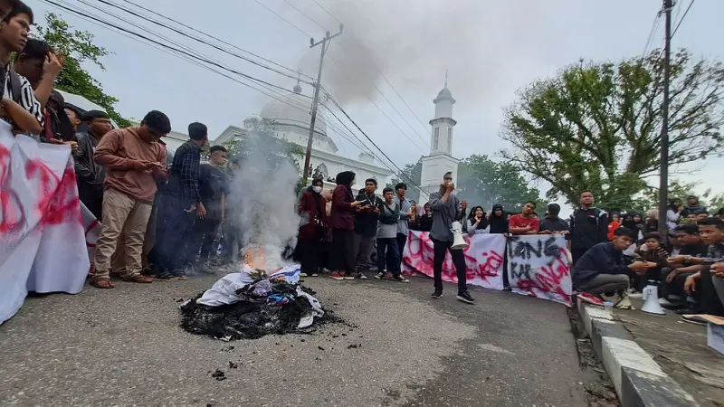 Mahasiswa UIN Imam Bonjol Padang menggelar aksi unjuk rasa, Rabu (23/11/2022). (Liputan6.com/ Novia Harlina)