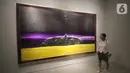 Pengunjung melihat lukisan pada pameran tunggal Srihadi Soedarsono - Man x Universe di Galeri Nasional, Jakarta, Rabu (11/3/2020). Pameran yang berlangsung hingga 9 April terdiri dalam empat rumpun besar, yaitu Social Critics, Dynamic, Human & Nature, Contemplation. (Liputan6.com/HO/Andry)