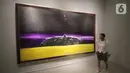 Pengunjung melihat lukisan pada pameran tunggal Srihadi Soedarsono - Man x Universe di Galeri Nasional, Jakarta, Rabu (11/3/2020). Pameran yang berlangsung hingga 9 April terdiri dalam empat rumpun besar, yaitu Social Critics, Dynamic, Human & Nature, Contemplation. (Liputan6.com/HO/Andry)