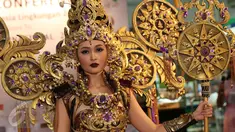 Puteri Indonesia Lingkungan 2015, Chintya Fabyola menunjukan salah satu kostum untuk dipakai di ajang Miss International 2015, Jakarta, Kamis (8/10/2015). Miss International 2015 akan diselengarakan di Tokyo pada 16 Oktober. (Liputan6.com/Herman Zakharia)