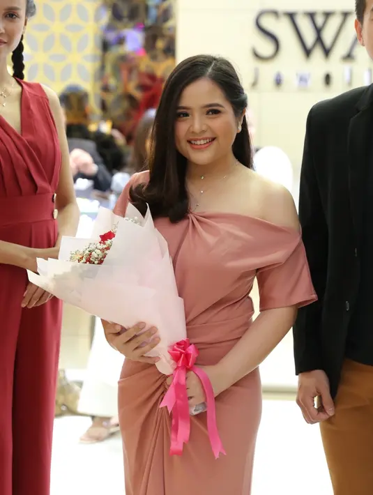 Tasya Kamila meluncurkan koleksi perhiasan 'Dear Love Collection' di Pondok Indah Mall, Jakarta Selatan, Senin (3/2/2020). (Daniel Kampua/Fimela.com)