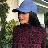 Kylie Jenner kembali ramai dibicarakan publik. Bukan karena pemberitaan kemesraannya, kali ini foto tubuh seksinya yang menuai komentar publik, tersiar kabar Kylie telah gagal memodifikasi fotonya yang menjadi terlihat aneh. (Instagram/Kyliejenner)