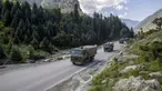 Konvoi tentara India bergerak di Jalan Raya Srinagar-Ladakh, Gagangeer, Srinagar, Kashmir, India, Rabu (9/9/2020). India dan China terlibat dalam kebuntuan yang menegangkan di wilayah gurun dingin Ladakh sejak Mei lalu. (AP Photo/Dar Yasin)