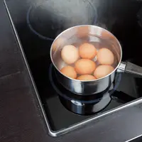 Merebus telur./Copyright&nbsp;shutterstock.com/g/Alexeysun