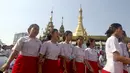 Sejumlah perawat dan bidan menggelar aksi protes di depan Monumen Kemerdekaan di Yangon, Myanmar, Rabu (15/3). Mereka menolak penerapan lisensi yang diajukan Departemen Kesehatan. (AP Photo / Thein Zaw)
