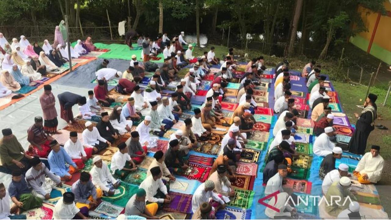 Jemaah Naqsabandiyah di Kota Bima salat id hari ini