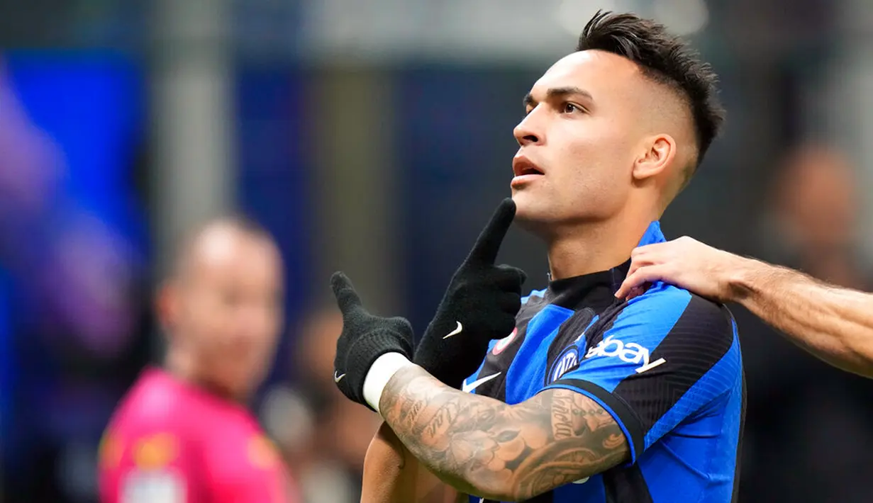 Pemain Inter Milan Lautaro Martinez melakukan selebrasi usai mencetak gol ke gawang Verona pada pertandingan sepak bola Liga Italia di Stadion San Siro, Milan, Italia, 14 Januari 2023. Inter Milan mengalahkan Verona dengan skor 1-0. (AP Photo/Luca Bruno)