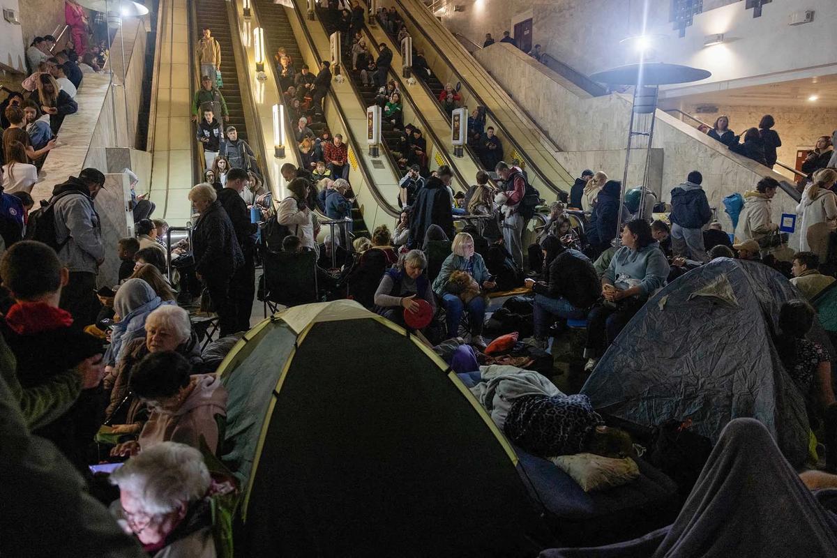 FOTO: Warga Kyiv Berlindung di Stasiun Metro Saat Alarm Serangan Udara Rusia Berbunyi