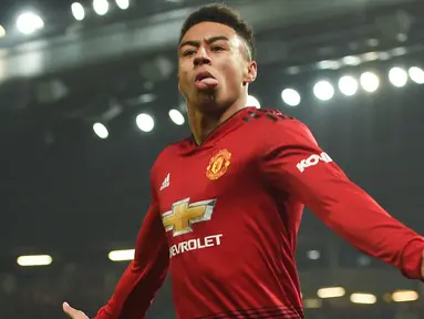 Gelandang Manchester United, Jesse Lingard berselebrasi usai mencetak gol ke gawang Arsenal pada lanjutan Liga Inggris di stadion Old Trafford (5/12). Gol Lingard ini menyelamatkan MU dari kekalahan atas Arsenal. (AFP Photo/Oli Scarff)