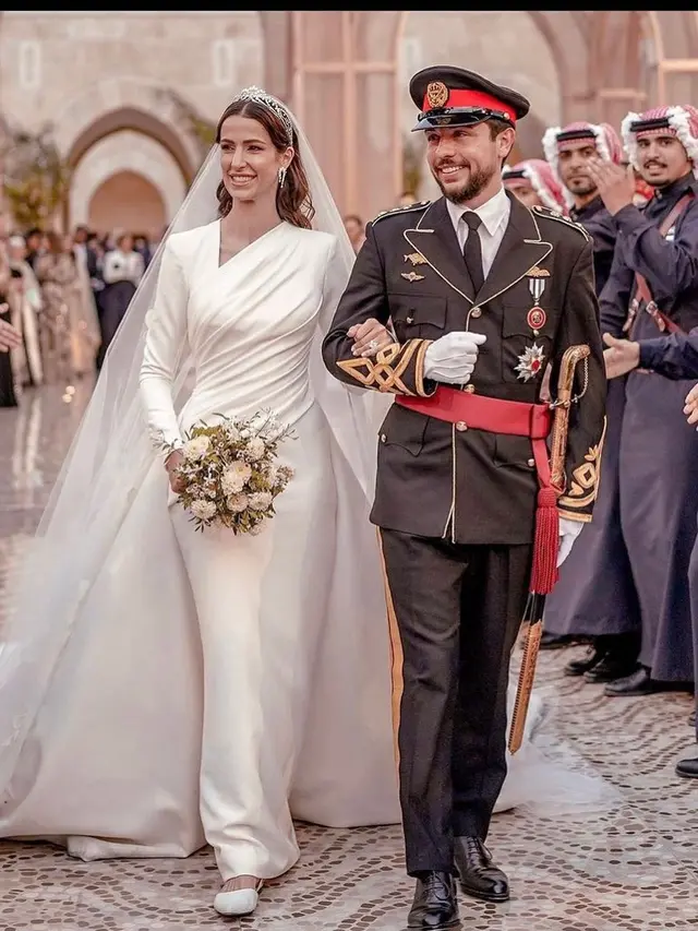 Kenakan Flat Shoes, Penampilan Rajwa Alseif yang Menikah dengan Putra Mahkota Hussein Yordania Tetap Menawan di Hari Pernikahan