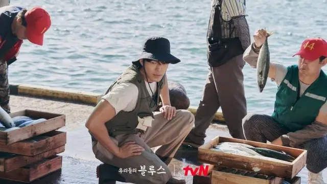 Pesona Kim Woo-bin dalam Our Blues, Makin Tampan dan Berkharisma