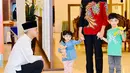 <p>Sementara Ganjar mengenakan baju koko putih lengan panjang lengkap dengan peci yang diberikan Ketum PDIP, Megawati Soekarnoputri saat mengumumkan capres. (Foto: Lukas - Biro Pers Sekretariat Presiden)</p>