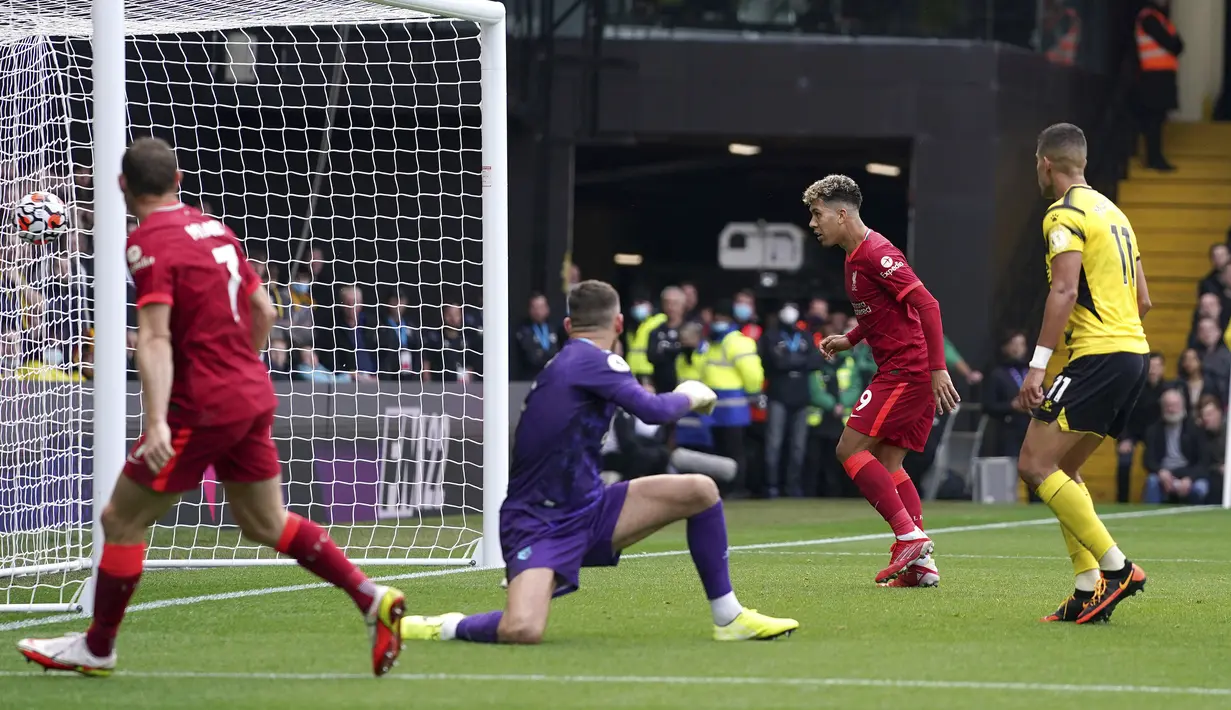 Liverpool unggul dua gol pada menit ke-37. Roberto Firmino berhasi memanfaatkan umpan tarik yag dilepaskan James Milner di depan gawang Watford. (PA via AP/Tess Derry)