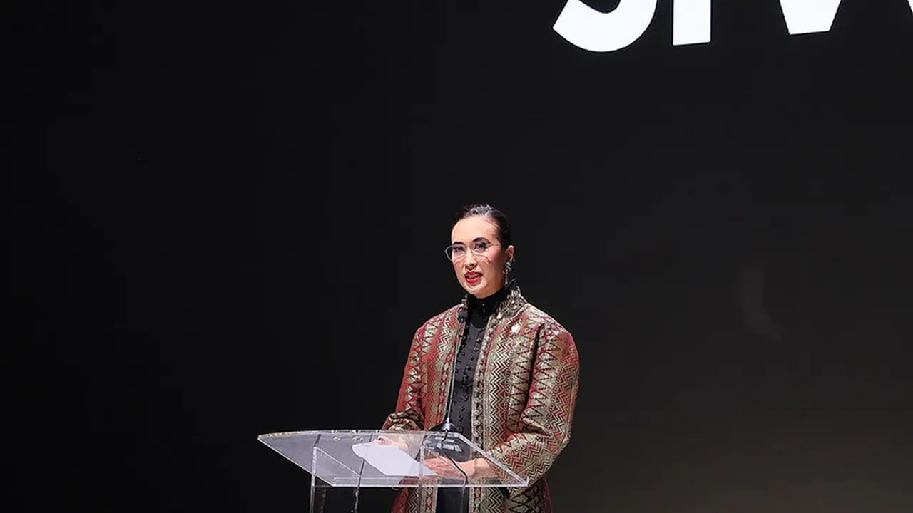 Menpar Widi Wardhana Buka Jakarta Fashion Week 2027, Tampil Formal dengan Sentuhan Wastra