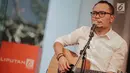 Penampilan Menteri Ketenagakerjaan M. Hanif Dhakiri saat hadir menjadi bintang tamu dalam acara KLY Lounge di Gedung KLY, Gondangdia, Jakarta, Jumat (5/10). Hanif Dhakiri menyanyikan salah satu lagu Anji "Menunggu Kamu". (Liputan6.com/Faizal Fanani)