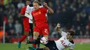 Pemain Liverpool, Lucas Leiva, berebut bola dengan pemain Tottenham Hotspur, Harry Winks, pada putaran keempat Piala Liga Inggris di Stadion Anfield, Liverpool, Selasa (25/10/2016) waktu setempat. (Reuters/Phil Noble)