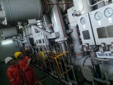 Sejumlah petugas melakukan pengecekan daya listrik di kawasan Gardu Induk Karet Lama, Jakarta, Senin (25/8/14). (Liputan6.com/Faizal Fanani)