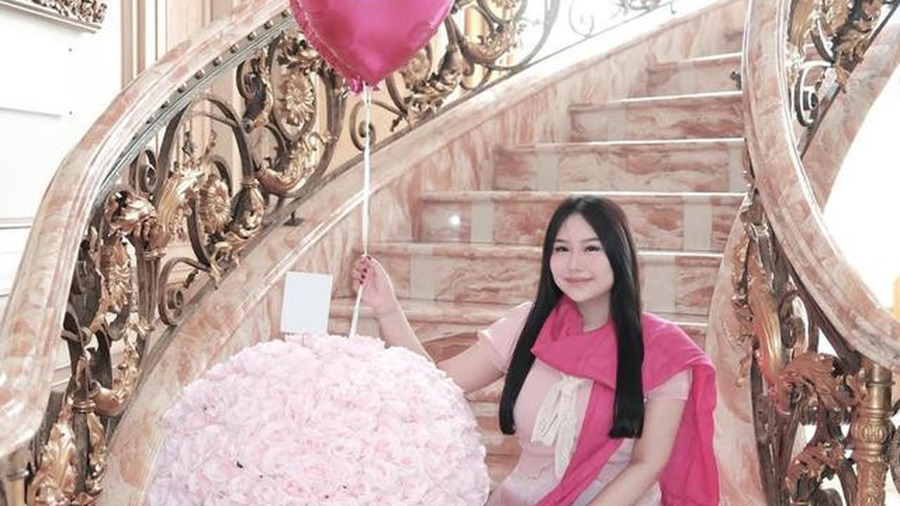 5 Potret Tangga Rumah Sisca Kohl yang Mewah dan Estetik dengan Desain Anti Mainstream