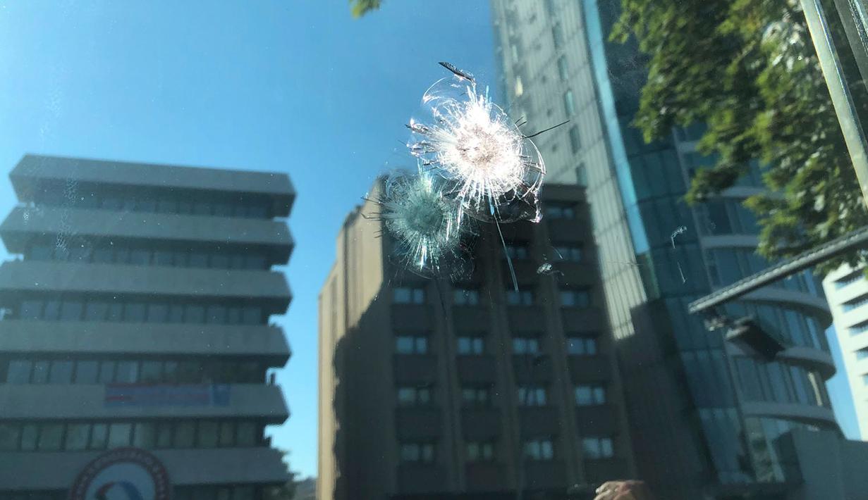 Sebuah kaca bilik keamanan Kedutaan Besar Amerika Serikat tertembak di Ankara, Turki, (20/8). Kedubes AS di Turki ditembaki pria bersenjata tak dikenal dini hari tadi, sekitar pukul 05.00 waktu setempat. (AP Photo/Burhan Ozbilici)