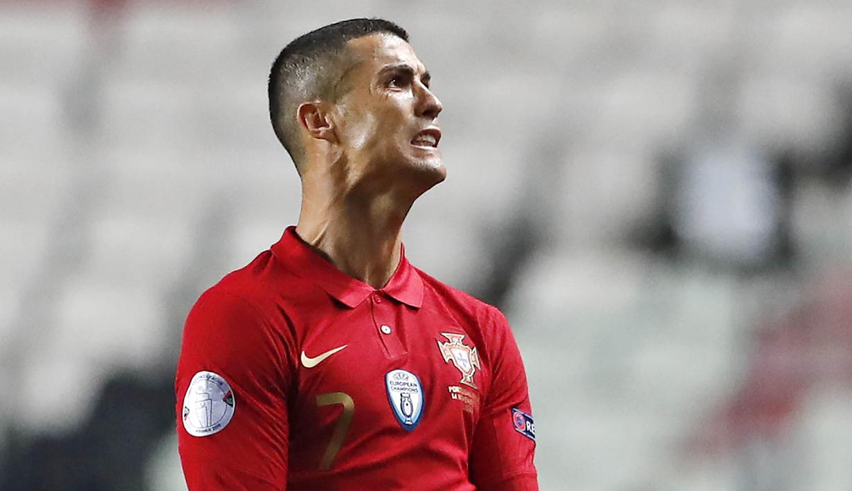 Striker Portugal, Cristiano Ronaldo, tampak kecewa usai gagal mencetak gol ke gawang Prancis pada laga UEFA Nations League di Stadion Da Luz, Minggu (15/11/2020). Prancis menang dengan skor 1-0. (AP/Armando Franca)