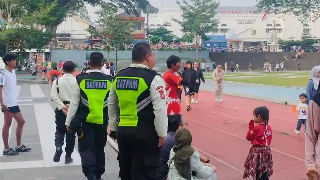 Satpam berjaga di lapangan merdeka Sukabumi