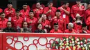 Presiden Joko Widodo atau Jokowi (kedua kiri) foto bersama sejumlah kader PDIP usai hadir dalam pemembuka Rakernas II PDIP di Jakarta, Selasa (21/6/2022). Rakernas PDIP kali ini mengusung tema "Desa Kuat, Indonesia Maju dan Berdaulat".  (Liputan6.com/Faizal Fanani)