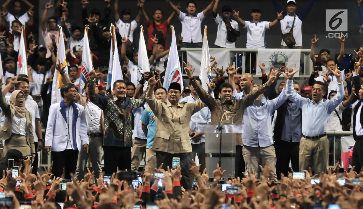 Calon Presiden nomor urut 02 Prabowo Subianto didampingi Presiden KSPI Said Iqbal menyapa ratusan buruh saat peringatan HUT ke-20 KSPI di Jakarta, Rabu (6/2). (Merdeka.com/Iqbal S. Nugroho)