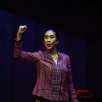 Happy Salma dalam monolog Inggit Garnasih (dok. Titimangsa Production)