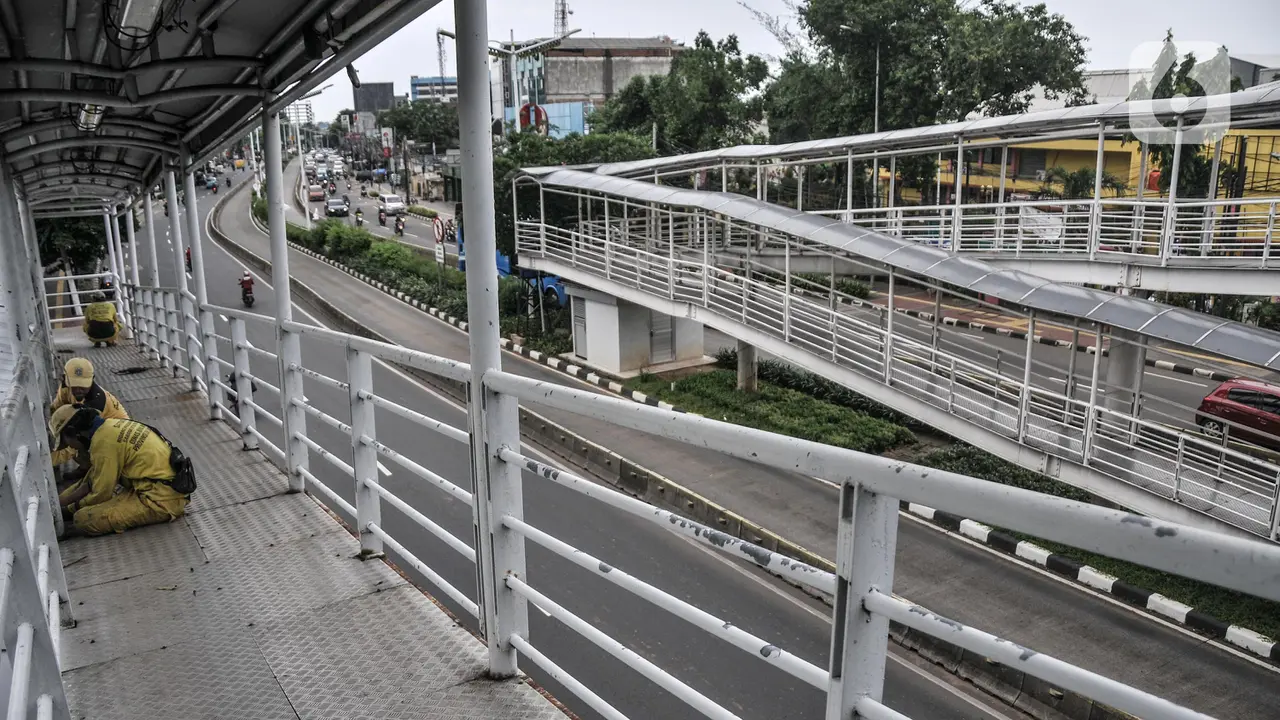 Perbaikan JPO Otista Pasca Tertimpa Pohon Tumbang