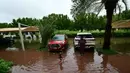 Pusat Meteorologi Nasional setempat telah mengeluarkan peringatan oranye. Artinya, cuaca akan berbahaya untuk sebagian besar wilayah UEA hingga Kamis malam. (Giuseppe CACACE/AFP)