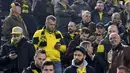 Suporter mencari informasi terkait ledakan bus tim Dortmund di Signal Iduna Park, Dortmund, (11/4/2017). Laga perempatfinal Liga Champions akhirnya ditunda akibat ledakan pada bus tim Die Borussen.(AP/ Federico Gambarini/dpa via AP)