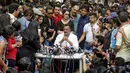 Aktor Bollywood Sanjay Dutt menggelar konferensi pers di kediamannya di Mumbai, India, Kamis (25/2). Aktor 56 tahun itu akhirnya bebas setelah dihukum karena terseret kasus bom Mumbai yang terjadi pada 1993. (REUTERS/Shailesh Andrade)