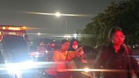 Penumpang bus TransJakarta dari arah Semanggi menuju Slipi di Jakarta Barat terpaksa turun ditengah jalan imbas macet parah pada Rabu malam 24 September 2025. (Antara)