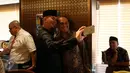 Tersangka kasus dugaan penghinaan terhadap penguasa, musisi Ahmad Dhani menyambangi Gedung DPR, Senayan, Jakarta, Selasa (10/1). Mendampingi Rachmawati Soekarnoputri, Ahmad Dhani akan melakukan audiensi dengan pimpinan DPR. (Liputan6.com/Johan Tallo)