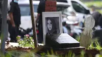 Potret Suasana Pemakaman Rina Gunawan, Diwarnai Tangis Pilu dari Keluarga dan Sahabat. (Sumber: Kapanlagi.com)