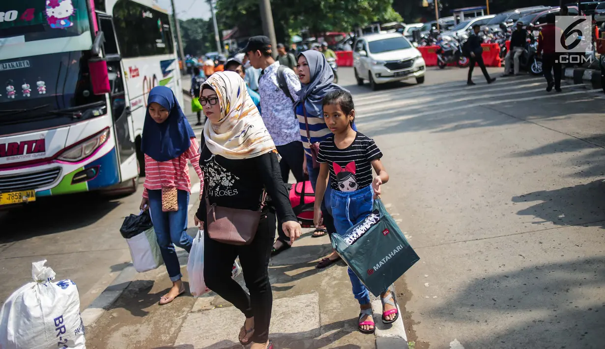 Pemudik berdatangan di Terminal Bus Kampung Rambutan, Jakarta Timur, Minggu (9/6/2019). Jumlah penumpang yang memasuki terminal Kampung Rambutan dalam arus balik Lebaran 2019 diperkirakan bakal memuncak pada Minggu (9/6) ini. (Liputan6.com/Faizal Fanani)