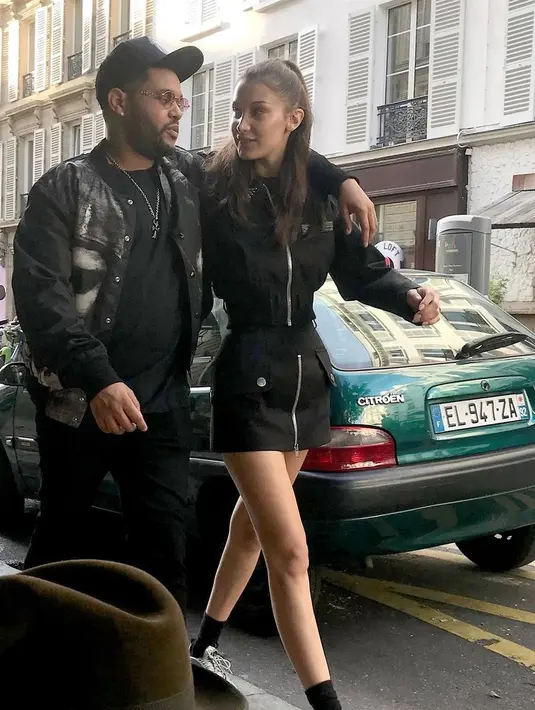 Lalu kini, Bella dan The Weeknd pun tertangkap kamera saling merangkul di Paris. (BACKGRIDBEST IMAGE/BACKGRID/Cosmopolitan)