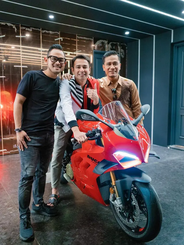 Raffi Ahmad dapat hadiah motor (Instagram/raffinagita1717)