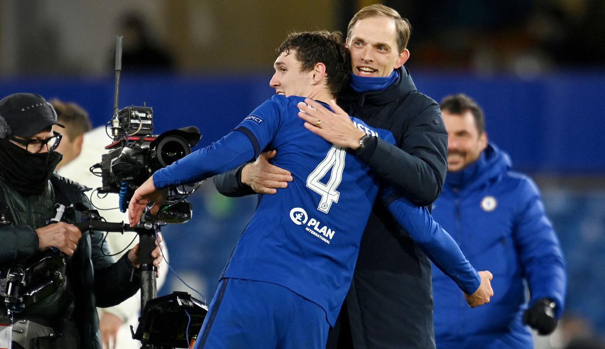 Pelatih Chelsea, Thomas Tuchel, merayakan kemenangan bersama Andreas Christensen usai mengalahkan Real Madrid pada leg kedua semifinal Liga Champions, di Stadion Stamford Bridge, Kamis (06/05/2021). Chelsea menang dengan skor 2-0. (AFP/Glyn Kirk)
