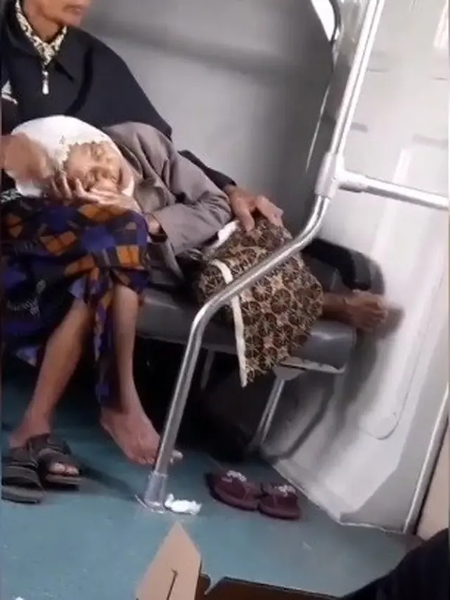 Pasangan Kakek-nenek di kereta viral